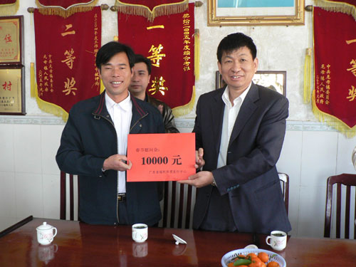 图一:许宝淮副主任为村委会送上春节慰问金.