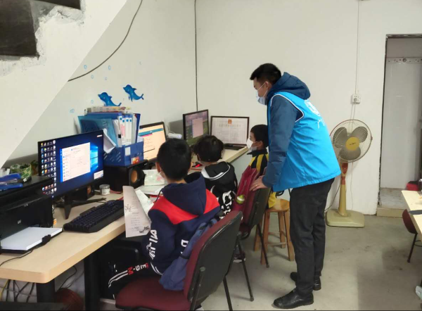 清远市：孩子们在“双百”社工站上网课.png