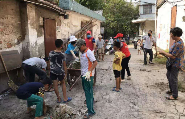 多方参与共治社区：厂区儿童积极参与小区垃圾清理行动.jpg
