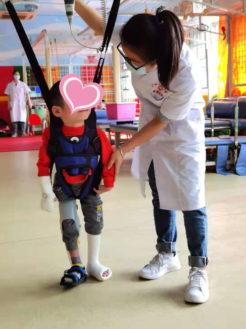 2021年，广州市社会福利院（“明天计划”脑瘫康复训练示范基地）工作人员为揭西县儿童福利院孩子进行康复训练.jpg