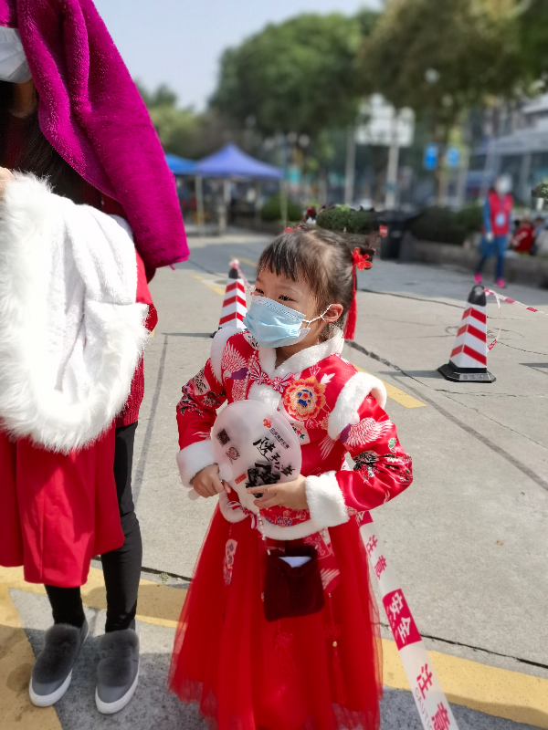 手拿“随手公益、一起造福”小扇子的小女孩。.jpg