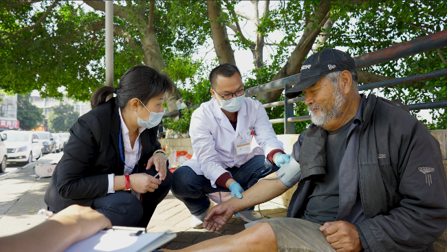 广州救助管理机构为街面流浪乞讨人员开展巡诊服务.jpg