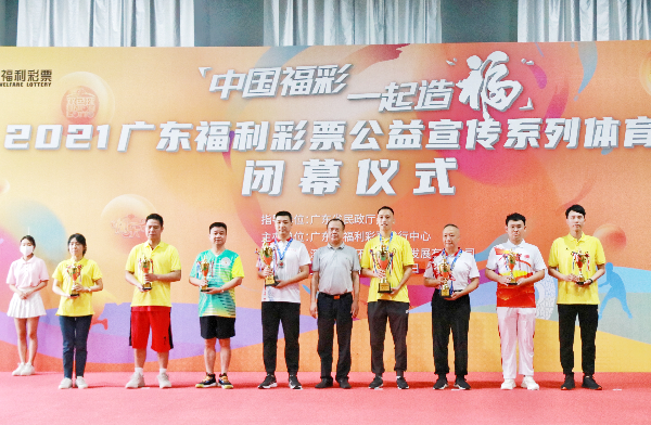 3 广东省民政厅副厅长陈奇为“3D杯”羽毛球团体赛获奖运动员代表队颁奖.jpg
